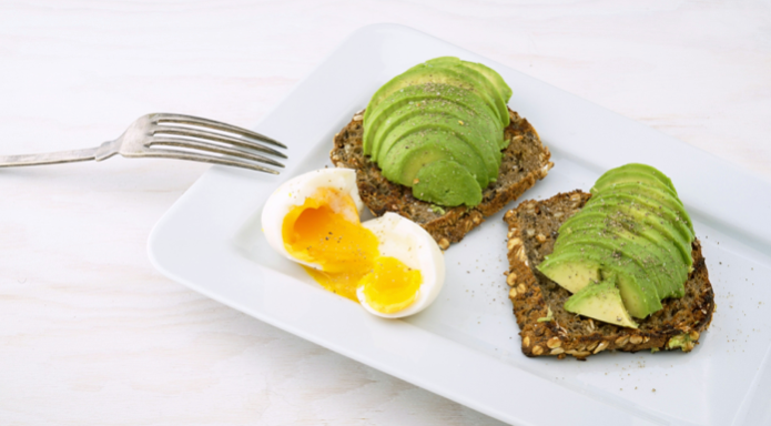 Desayunos que potencian tu día: evita el pan blanco y gana energía