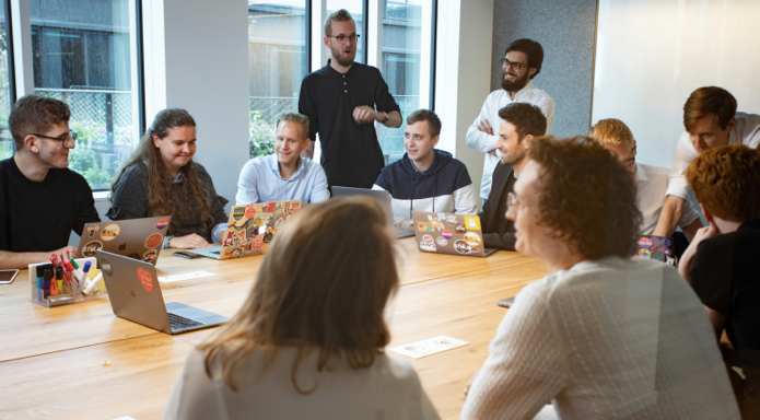 Fomentando relaciones laborales positivas: comunicación y apoyo entre colegas