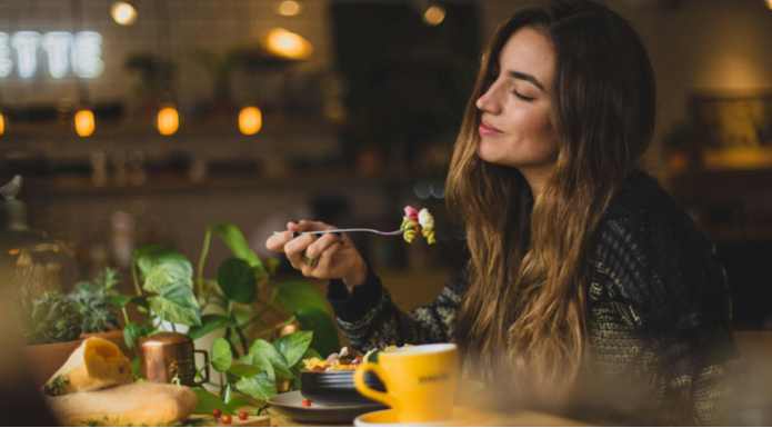 Mindful Eating: cómo comer con atención plena mejora tu bienestar en la oficina