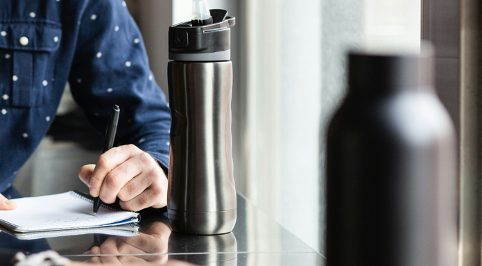 Cómo una adecuada hidratación puede influir en tu rendimiento y bienestar laboral