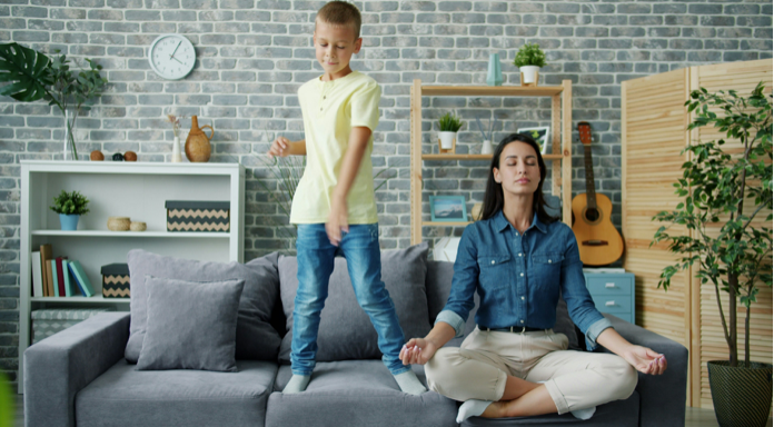 Carga mental en madres y padres: qué es y cómo reducirla en el día a día