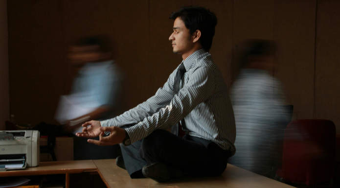 Yoga en la oficina: cómo reducir el estrés laboral en 10 minutos al día